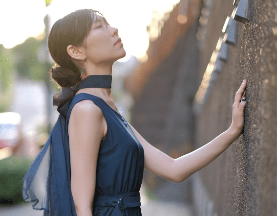 寂しげモデル画像