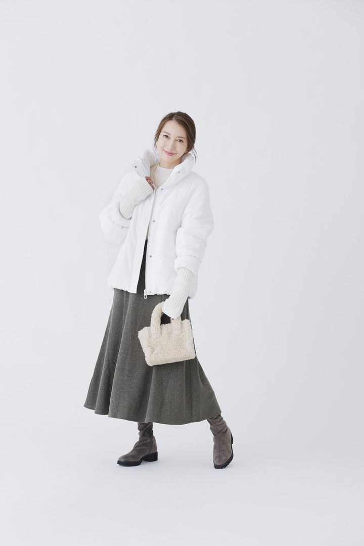 画像: 【GU】「ヒートパテッドスタンドブルゾン」＜001 OFF WHITE＞¥4,990（税込）※なくなり次第販売終了、「リブハイネックセーター」＜001 OFF WHITE＞¥1,990（税込）、「ブラッシュドリブフレアロングスカート」＜057 OLIVE＞¥2,490（税込）、「ボアミニショルダーバッグ」＜030 NATURAL＞¥1,990（税込）、「アームウォーマー」＜001 OFF WHITE＞¥1,490（税込）、「アジャスタブルチェーンネックレス」＜086＞¥590（税込）、「カラーフープイヤリング＆イヤーカフセット」＜052 GREEN＞¥590（税込）、【ダイアナ】「ボリュームソールニーハイブーツ」＜チャコール＞¥30,800（税込）