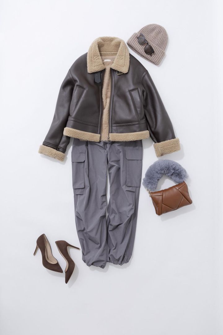 画像: 【GU】「フェイクムートンショートフライトジャケット」＜038 DARK BROWN＞¥6,990（税込）、「フェザーヤーンボートネックセーター」＜034 BROWN＞¥2,490（税込）※なくなり次第販売終了、「パラシュートカーゴパンツ」＜007 GRAY＞¥2,990（税込）、「パフィータッチニットキャップ」＜035 BROWN＞¥990（税込）※なくなり次第販売終了、「UVカットウェリントンサングラス」＜036 BROWN＞¥990（税込）、【ダイアナ】「パディングミニバッグ」＜ブラウンゴウヒスムース＞¥14,850（税込）、「シンプルパンプス」＜セピア＞¥17,050（税込）