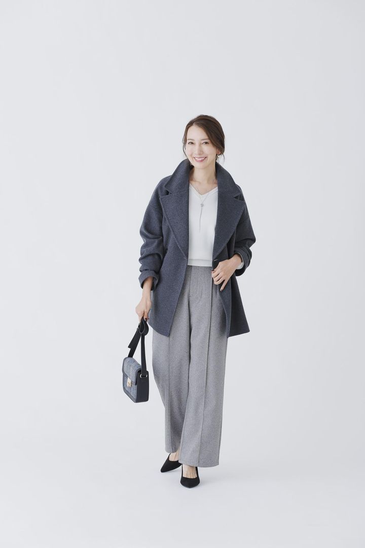 画像: 【GU】「コージーメルトンオーバーサイズハーフコート」＜008 DARK GRAY＞¥5,990（税込）、「スムースVネックセーター」＜001 OFF WHITE＞¥2,490（税込）※なくなり次第販売終了、「ブラッシュドジャージーワイドパンツ」＜006 GRAY＞¥2,990（税込）、「チェックショルダーバッグ」＜009 BLACK＞¥2,490（税込）、「マシュマロパンプス」＜009 BLACK＞¥2,990（税込）、「スライドチェーンネックレス」＜085＞¥590（税込）、「スターピアスセット5P」＜085＞¥990（税込）