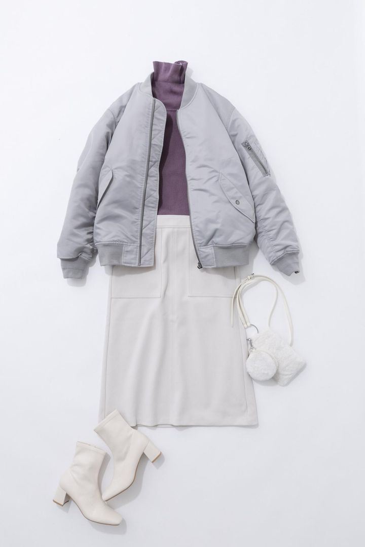 画像: 【GU】「ヒートパデッド MA-1ブルゾン」＜002 LIGHT GRAY＞¥4,990（税込）、「リブタートルネックセーター」＜075 PURPLE＞¥1,990（税込）、「Aラインミディスカート」＜030 NATURAL＞¥2,490（税込）、「フェイクファーショルダーポーチ」＜001 OFF WHITE＞¥1,990（税込）、「ウルトラストレッチヒールブーツ」＜001 OFF WHITE＞