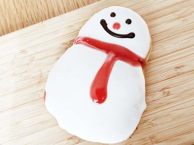 クリスピー・クリーム・ドーナツ 福袋 2024に入っている「フォーチュン 干支 ダズン（12個）1箱」のドーナツ「チョコレート スノーマン」