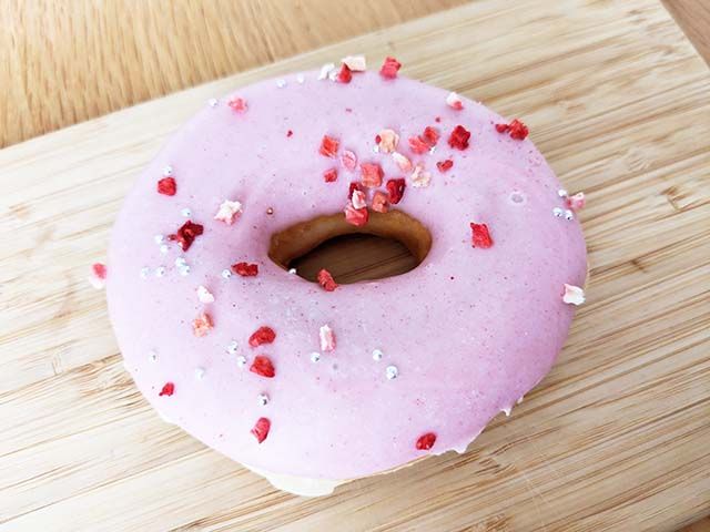 クリスピー・クリーム・ドーナツ 福袋 2024に入っている「フォーチュン 干支 ダズン（12個）1箱」のドーナツ「ハッピー ストロベリー リング」