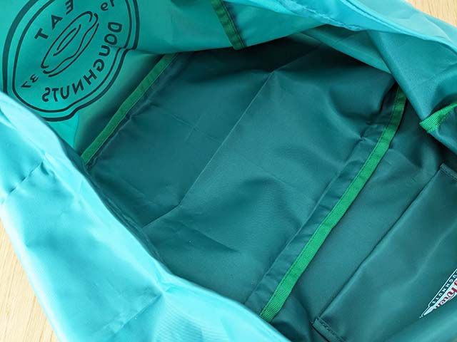 「クリスピー・クリーム・ドーナツ 福袋 2024」アイテム「オリジナルエコバッグ2024」の中面。幅の広いマチで容量もたっぷり