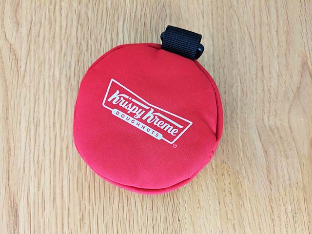 「クリスピー・クリーム・ドーナツ 福袋 2024」アイテム「HOT LIGHTポーチ 」「クリスピー・クリーム・ドーナツ 」のロゴ入り