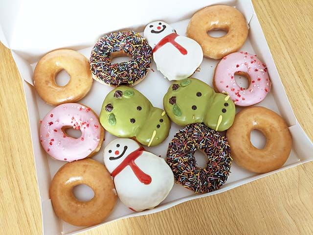 クリスピー・クリーム・ドーナツ 福袋 2024に入っている「フォーチュン 干支 ダズン（12個）1箱」の箱が開かれテーブルに置かれている様子。