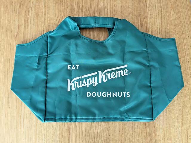 「クリスピー・クリーム・ドーナツ 福袋 2024」アイテム「オリジナルエコバッグ2024」前面「クリスピー・クリーム・ドーナツ 」のロゴ入り