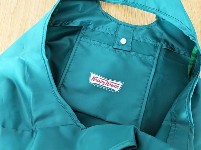 「クリスピー・クリーム・ドーナツ 福袋 2024」アイテム「オリジナルエコバッグ2024」の中面についたポケット