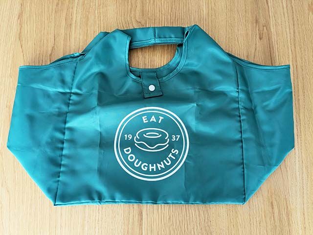 「クリスピー・クリーム・ドーナツ 福袋 2024」アイテム「オリジナルエコバッグ2024」背面 可愛いドーナツのイラストが描かれている