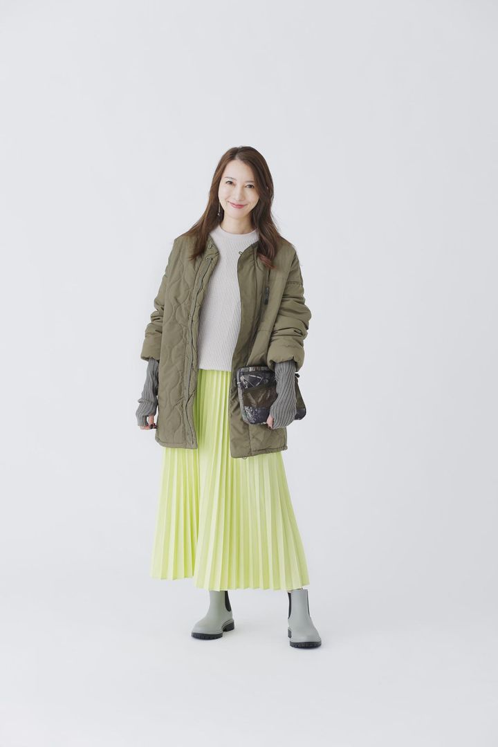 画像: 【ワークマン】「防風撥水キルティングコート」＜カーキ＞¥2,900（税込）、「ウォームワッフルクルーネック」＜ベージュ＞¥1,500（税込）、「撥水ライトプリーツスカート」＜ピスタチオ＞¥1,900（税込）、「アームウォーマー」¥780（税込）、「ジョイントスクエアサコッシュ」＜迷彩＞¥1,500（税込）、「レディース防水サファリサイドゴア」＜カーキ＞¥1,900（税込）、【ミミサンジュウサン】「天然石ロングイヤリング」¥3,850（税込）