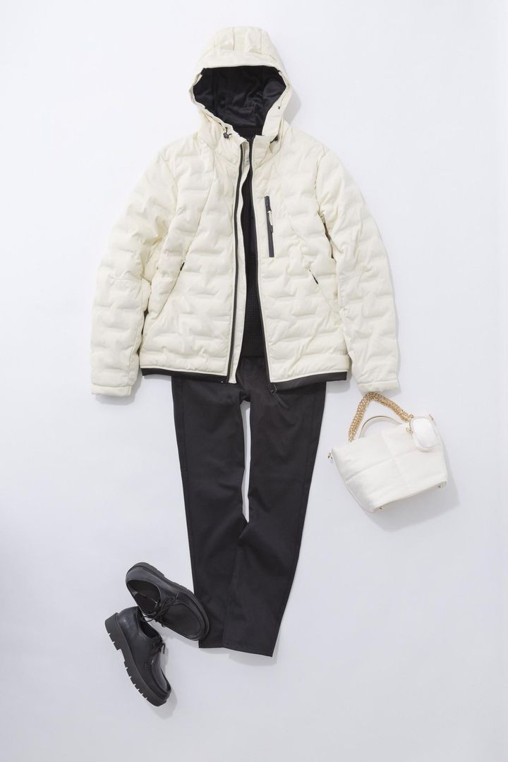 画像: 【ワークマン】「AERO STRETCH ULTIMATE フーデッドパーカー」＜エクリュ＞¥3,900（税込）、「ワイドフィットコマンドセーター」＜ブラック＞¥1,900（税込）、「WEMOTION360 ストレッチパンツ」＜ブラック＞¥1,900（税込）、「チロリアンシューズ」＜ブラック＞¥2,480（税込）、【ダイアナ】「ナイロンバッグ」＜アイボリー＞¥18,700（税込）