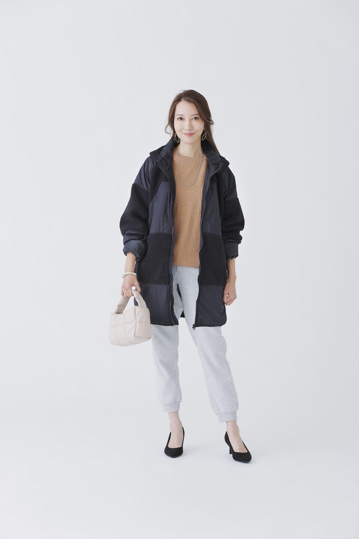 画像: 【ワークマン】「FLAME-TECHⓇフリースモンスターパーカー」＜フレイムブラック＞¥3,900（税込）、「コットンカポッククルーネックセーター」＜ブラウン＞¥1,900（税込）、「MOVE ACTIVE アスレジャーパンツ」＜グレー＞¥1,900（税込）、【GU】「マシュマロパンプス」＜009 BLACK＞¥2,990（税込）、【アネモネ】「レザー調キルティング2WAYバッグ」¥5,500（税込）、「エッジメタルバングル[23SS]」¥2,750（税込）、【ミミサンジュウサン】「ピアス」¥2,640（税込）