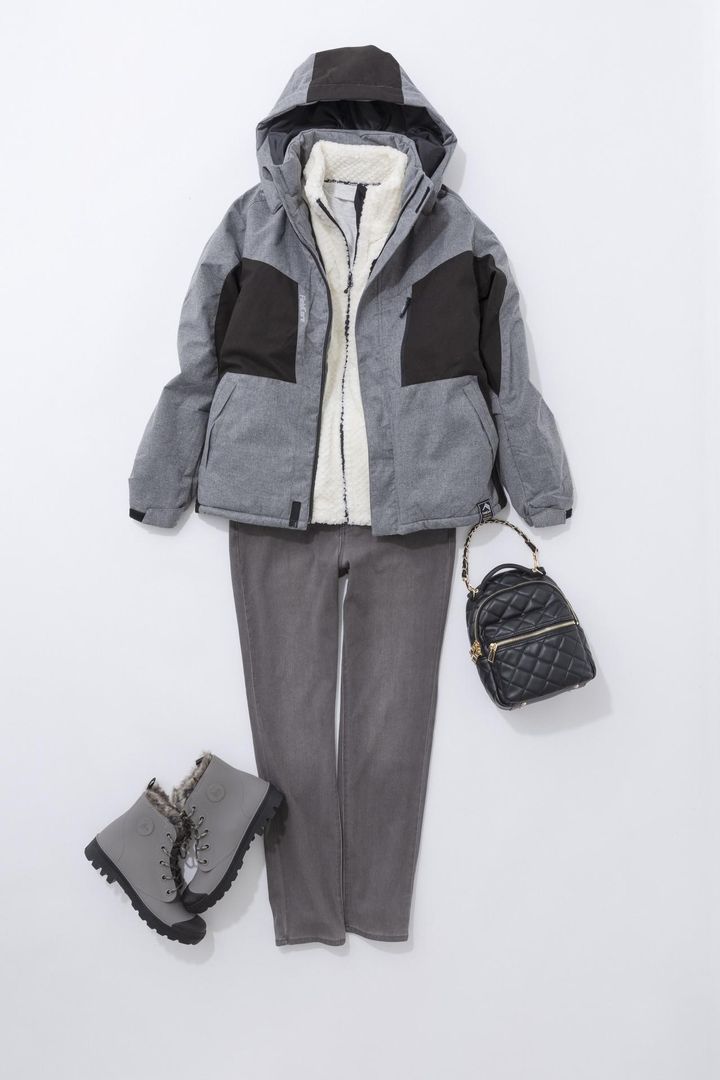 画像: 【ワークマン】「DIAMAGIC DIRECTⓇ 防風防寒ジャンパー」＜MIXグレー＞¥3,500（税込）、「スムースウォームプルオーバー」＜ナチュラル＞¥980（税込）、「ダイヤフリース裏アルミベスト」＜ダイヤホワイト＞¥1,780（税込）、「WEMOTION360ストレッチデニム」＜ダークグレー＞¥1,900（税込）、「防水防寒サファリシューズ」＜ナチュラルグレー＞¥2,500（税込）、【ダイアナ】「キルティングミニリュック」＜クロ＞¥14,850（税込）