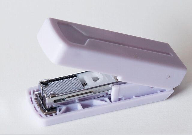 ダイソーのコンパクトホッチキスのカラーバリエーション