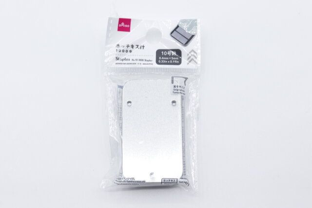 ダイソーのホッチキス針（ケース付、10号針、1000本）のパッケージ