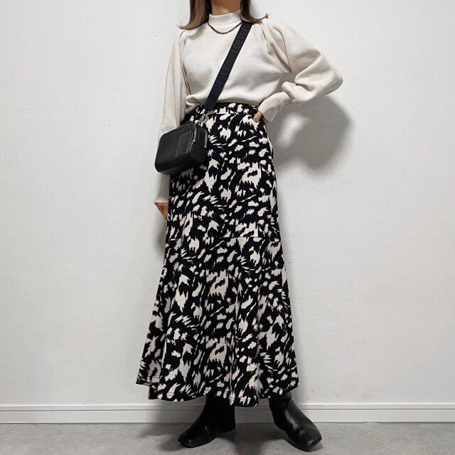 黒の柄スカートなら派手見えせずにハイセンスに仕上がる