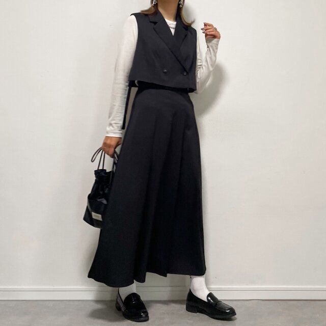 黒のプリーツスカートは甘くならないよう仕上げる