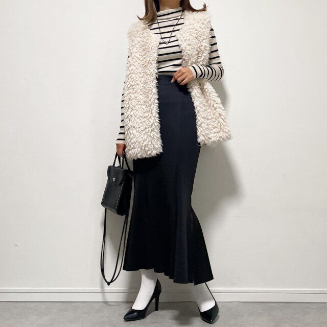 黒のマーメイドスカートはファーベストなどを羽織ってメリハリをつける