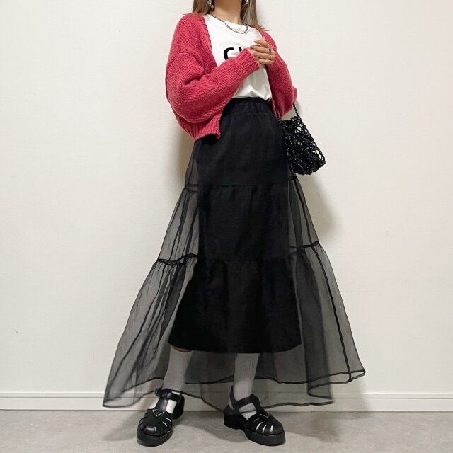 黒のオーガンジースカートはカジュアルダウンさせて馴染ませる