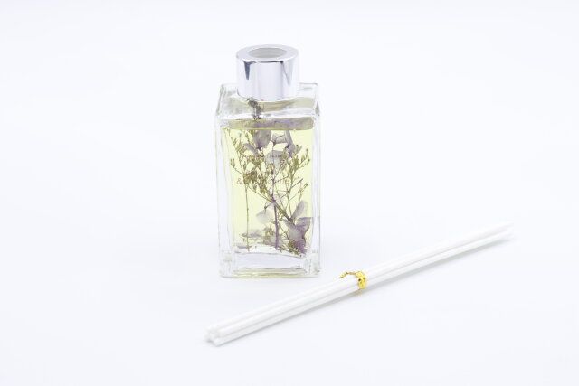 ダイソーのアロマディフューザー（SFW、100mL、ラベンダー＆カモミール）