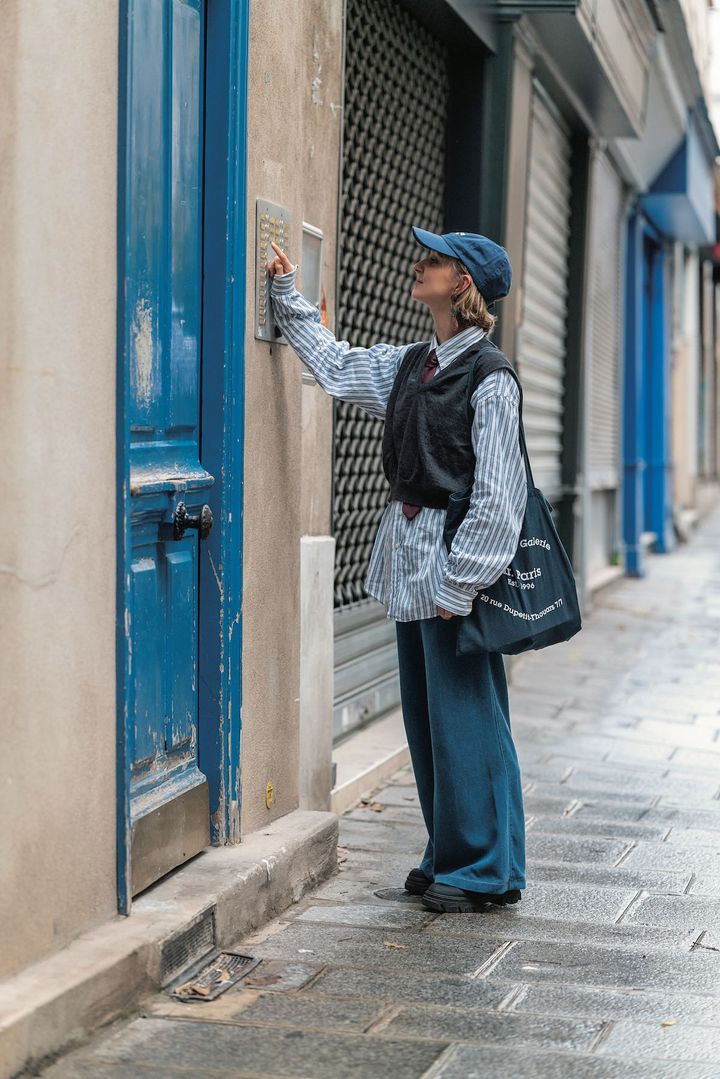 カラーの統一感がすごい！小物の挿し色が効いたコーデ