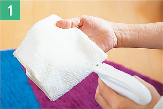 乾いたマイクロファイバークロスにアルコールを吹きかける。