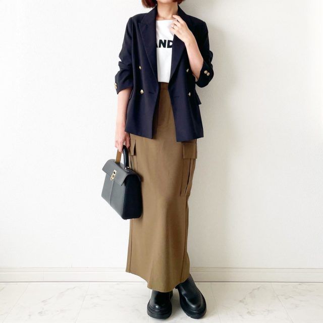 紺ブレとカーゴスカートの女性