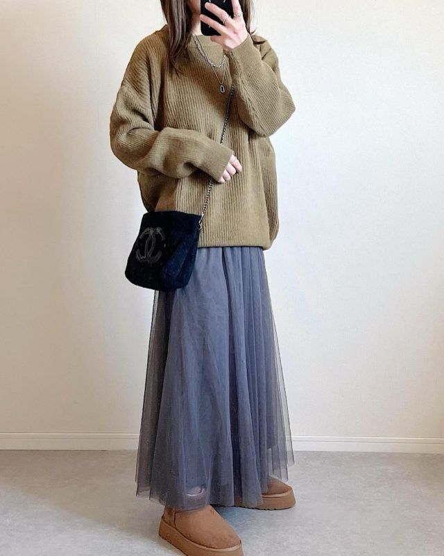 オーバーニットとチュールスカ―の女性