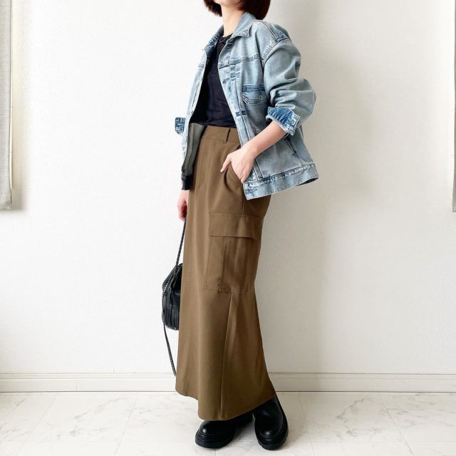 Ｇジャン＆カーゴスカートの女性