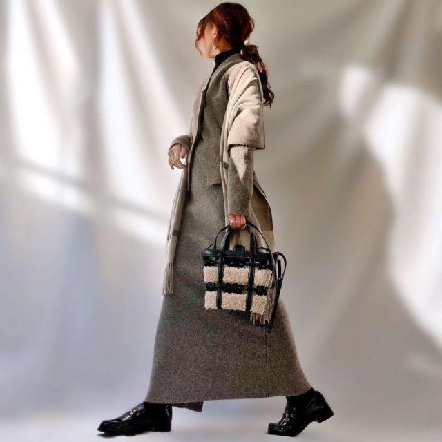 ZARAニットラップセットの横向きの女性