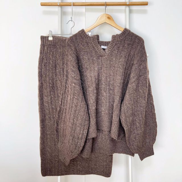 ニットトップスとニットスカートの物撮り