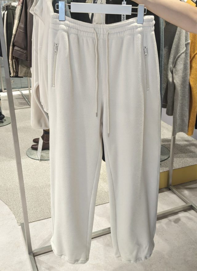 GUの「ストレッチフリースハーフジッププルオーバー(長袖)＋ストレッチフリースジョガーパンツ」