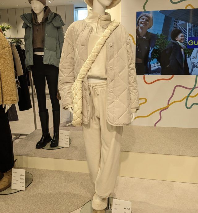 GUの「ストレッチフリースハーフジッププルオーバー(長袖)＋ストレッチフリースジョガーパンツ」