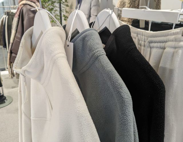 GUの「ストレッチフリースハーフジッププルオーバー(長袖)＋ストレッチフリースジョガーパンツ」