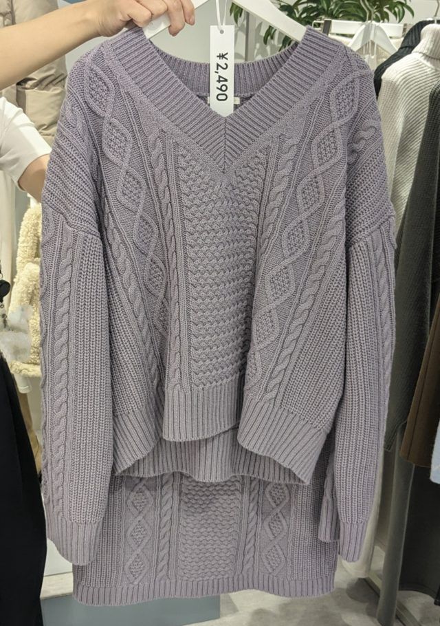 GUの「ケーブルVネックセーター(長袖)＋ケーブルニットミニスカート」