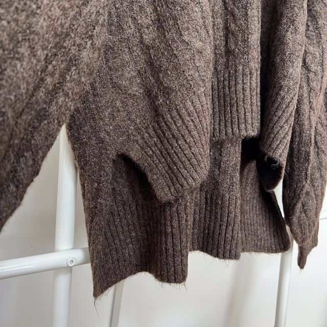 ニットトップスの裾