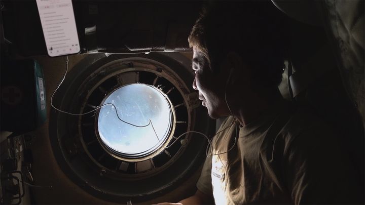 ISSの窓から外を見る前澤友作