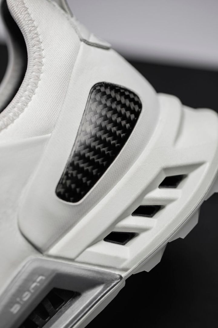 見た目も履き心地もいい！ デザイン性と機能性がギュッと詰まったゴルフシューズ