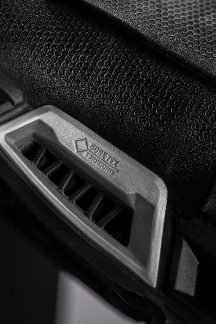 見た目も履き心地もいい！ デザイン性と機能性がギュッと詰まったゴルフシューズ