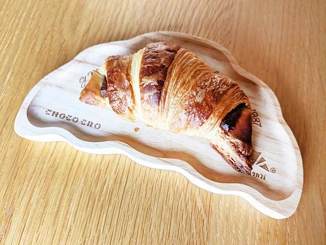 サンマルクカフェ福袋2024「オリジナルチョコクロ皿」にチョコクロを載せた様子