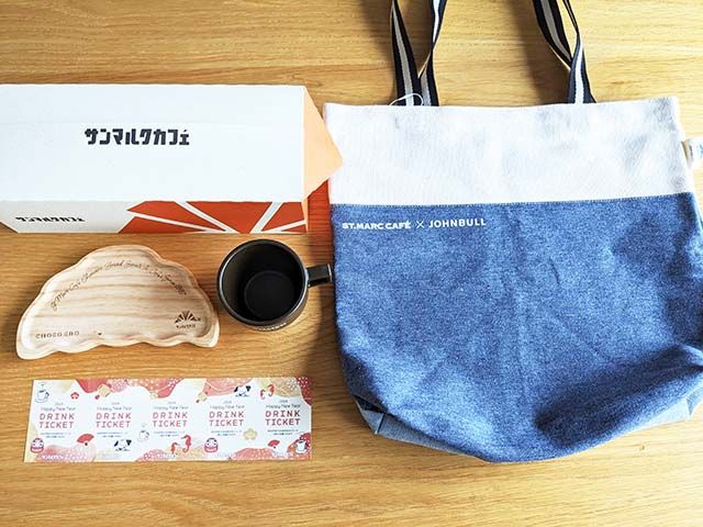 サンマルクカフェ福袋2024「JOHNBULL×サンマルクカフェ オリジナルトートバッグセット THE NEW DENIM PROJECT®2024 7,000円（税込）」の商品がテーブルに並べられている様子