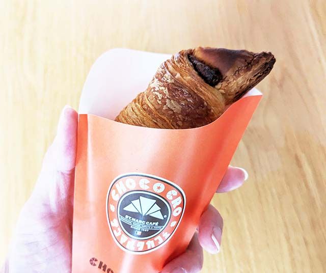 チョコクロを紙ケースに入れ手で持った様子