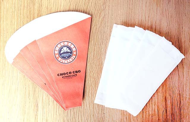 チョコクロの紙ケースとお手拭き