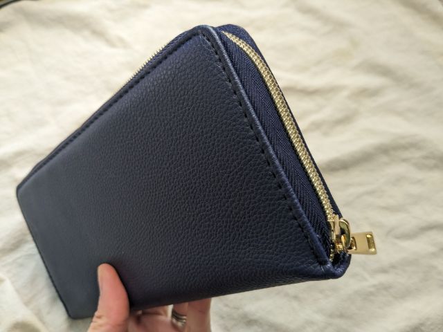 長財布を斜め横から見たところ