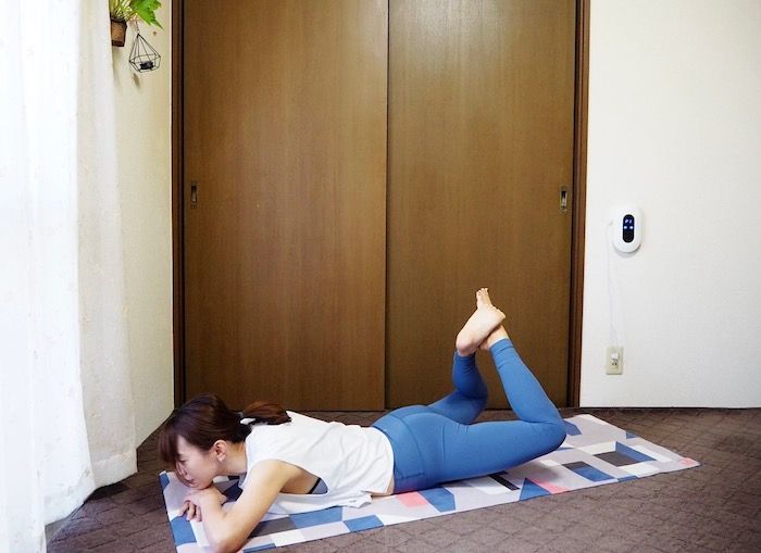 ひざ下を床から持ち上げる