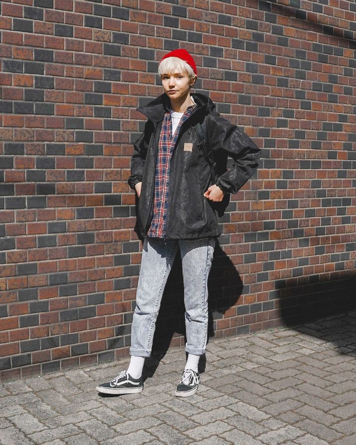 デニムパンツ ロールアップ スポーティ コーデ