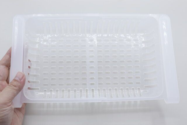 伸縮できる冷蔵庫収納トレーを広げた後