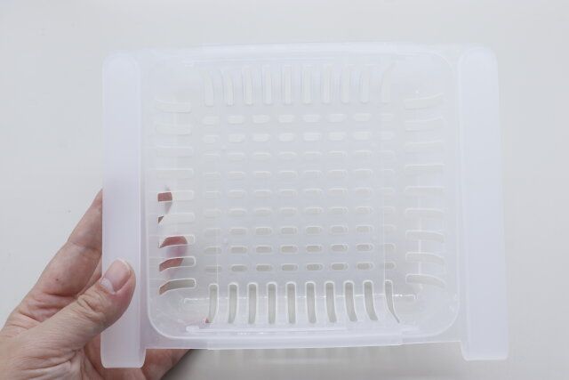 伸縮できる冷蔵庫収納トレーを広げる前