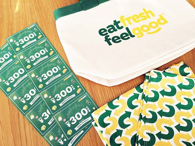 「サブウェイ福袋2024」の中身がテーブルの上に広げられている光景