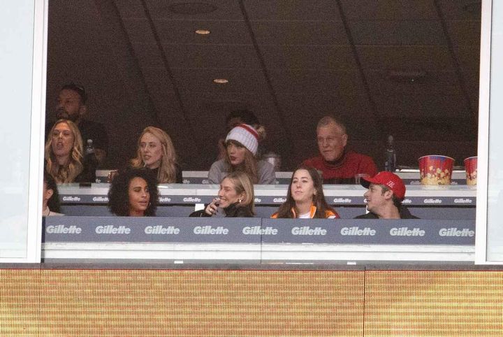 画像1: テイラー・スウィフトが家族で恋人トラビスの試合観戦